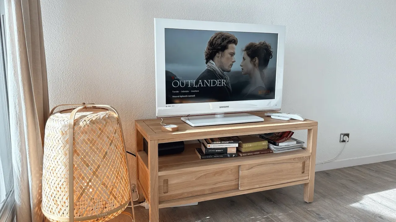 Coin télévision avec meuble en bois