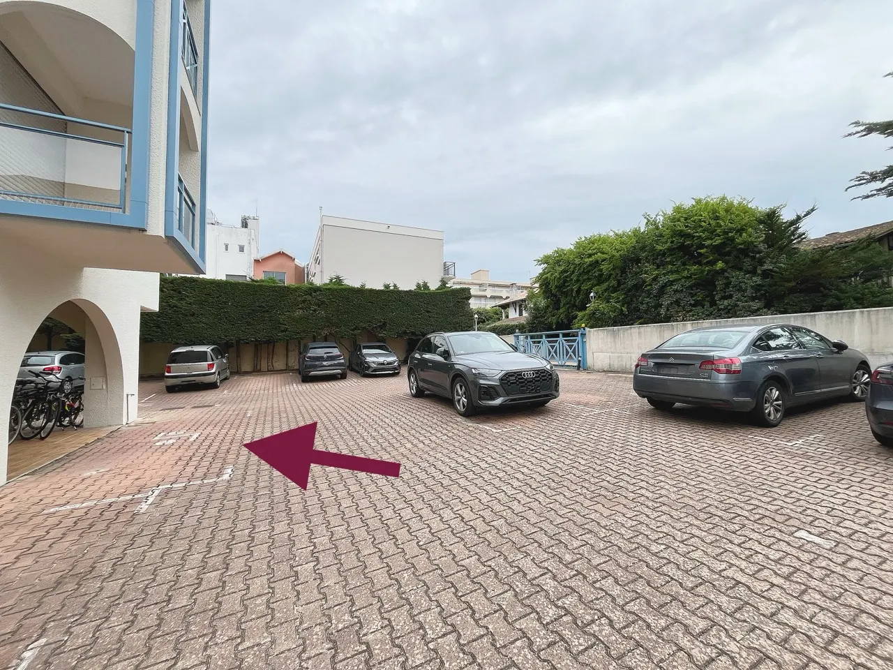 Parking extérieur sécurisé de la résidence