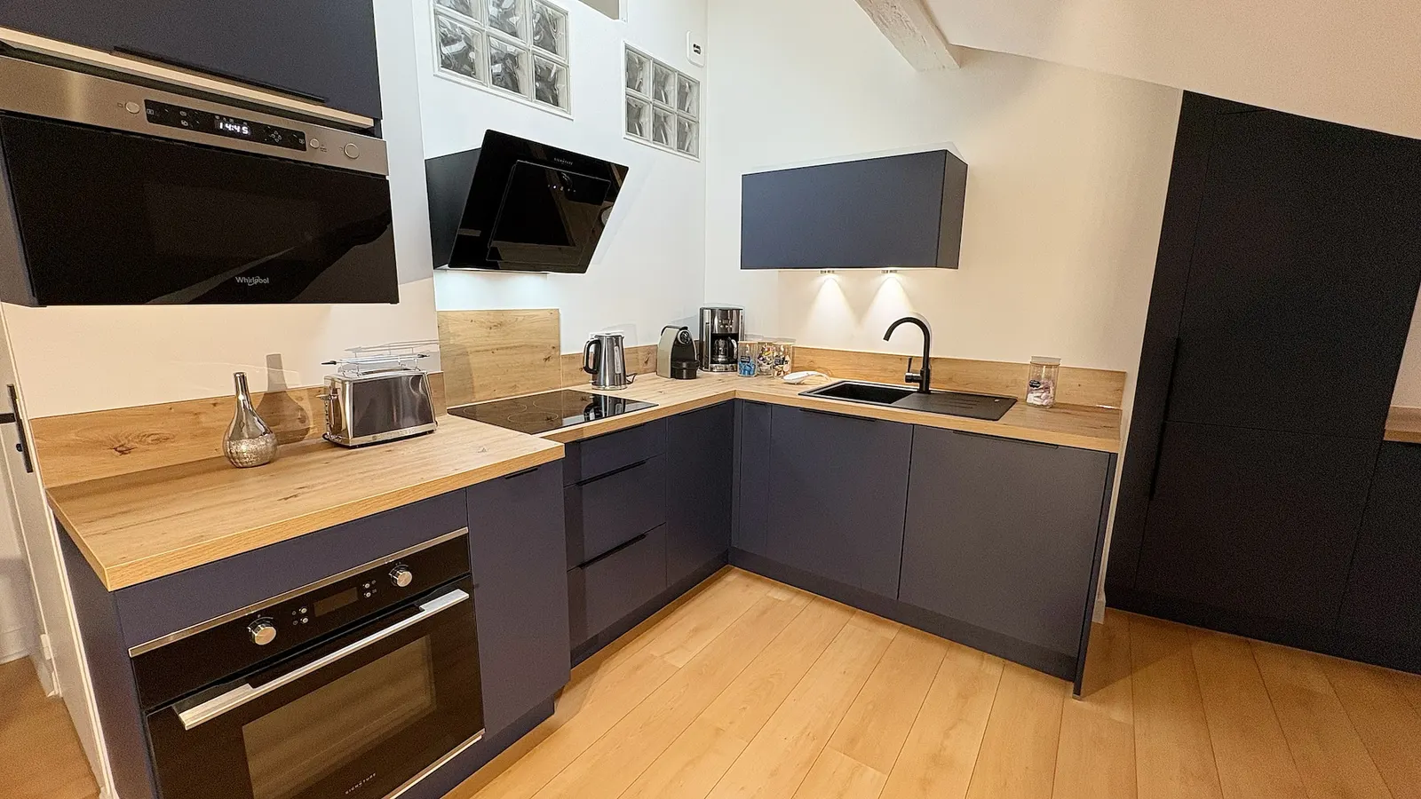 Kitchen with oven, hob, extractor and dishwasher