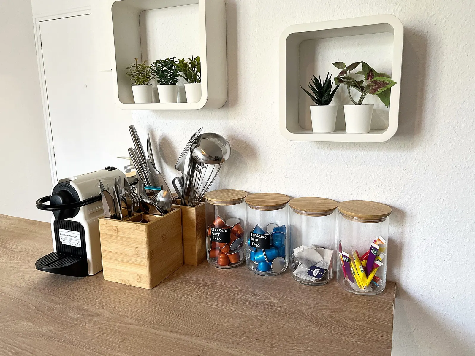 Coffee machine, capsules and tea provided