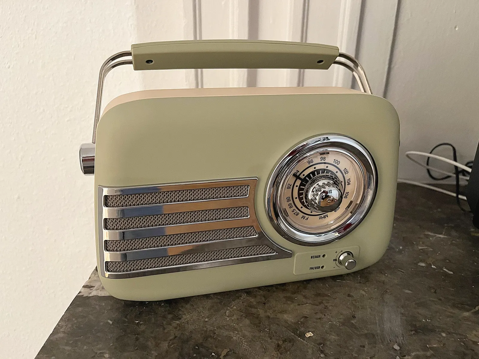 Vintage-style Bluetooth speaker